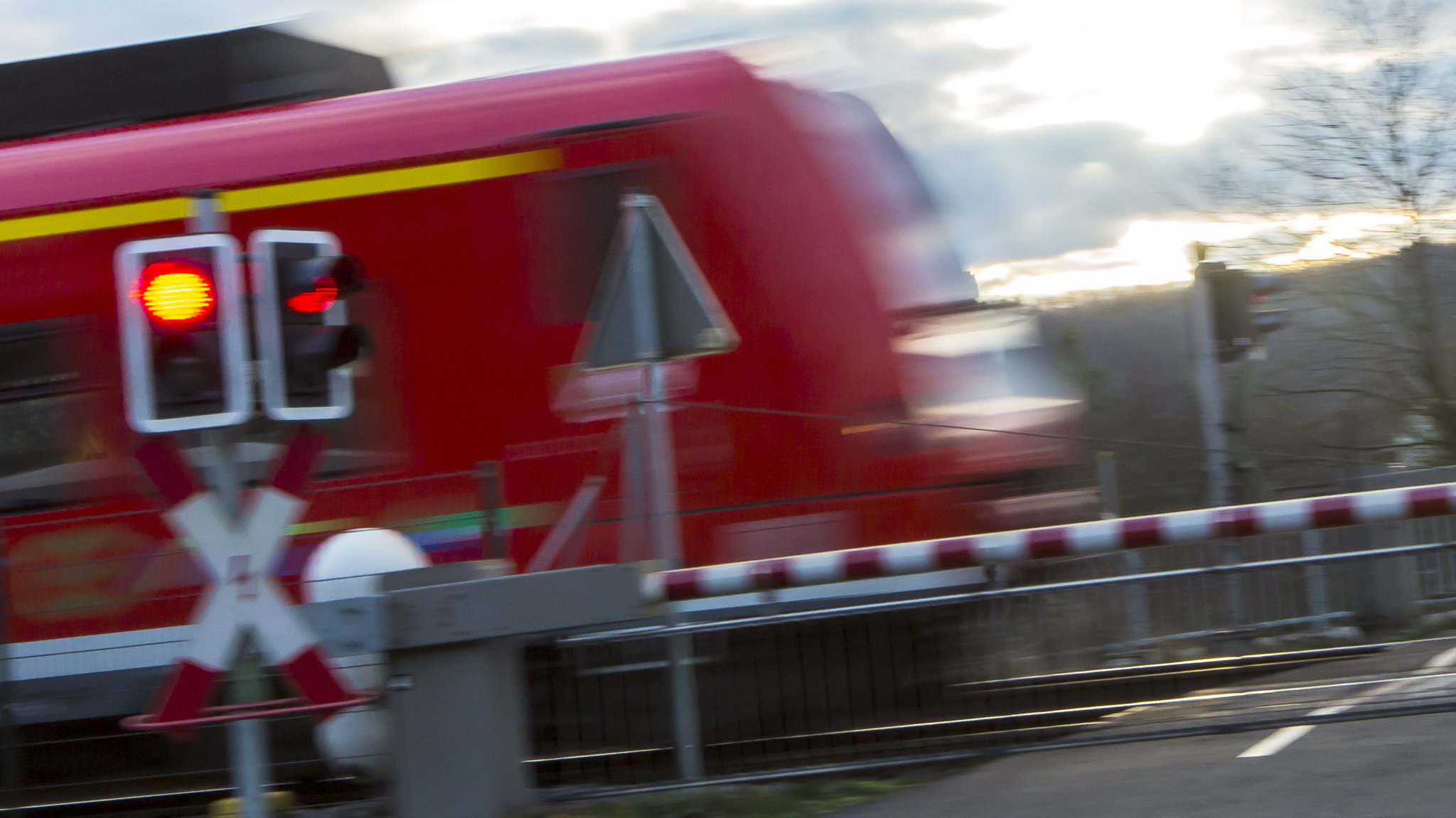 Geschlossene Bahnschranke an einem Bahnübergang (Symbolbild)