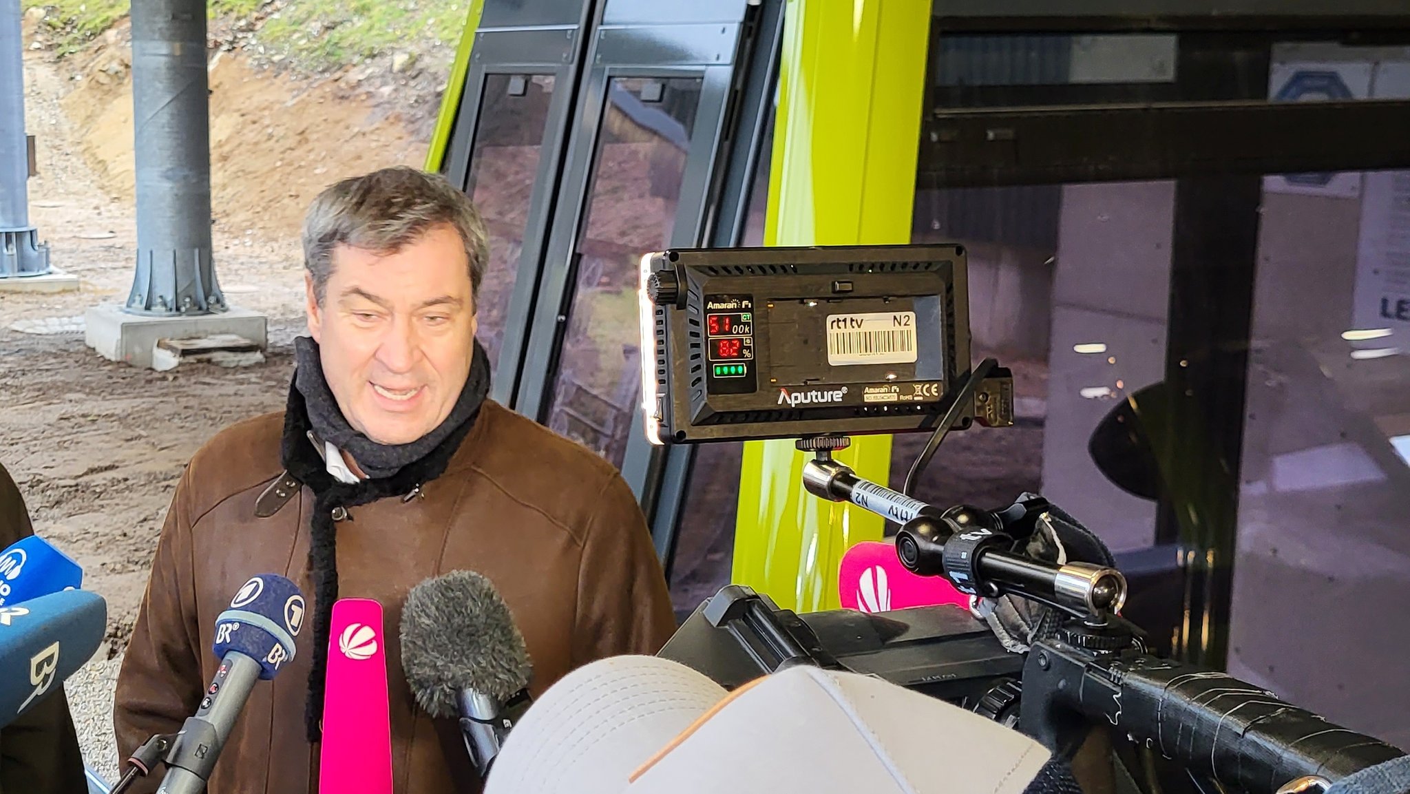 Markus Söder vor Mikrofonen bei der Einweihung der neuen Seilbahn auf den Ochsenkopf.