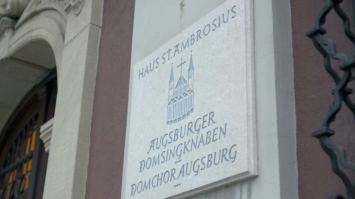 Ein Schild am Haus weist auf die Augsburger Domsingknaben hin