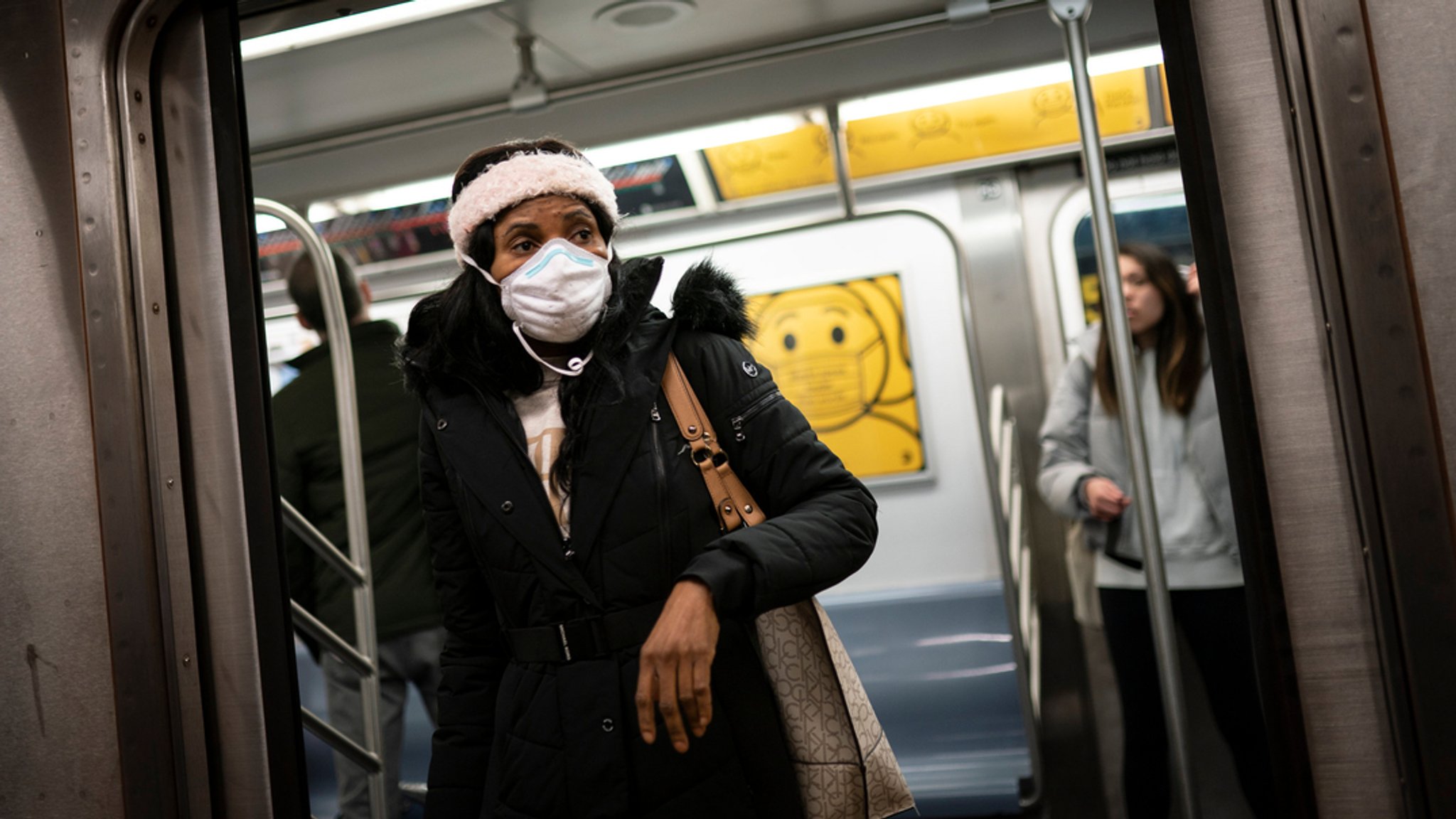 Ein Fahrgast des öffentlichen Nahverkehrs in New York trägt einen Mund-Nasen-Schutz. 