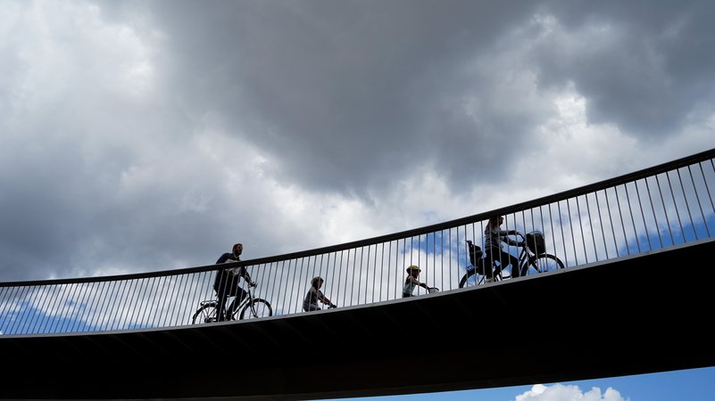 Radfahrer überqueren in Kopenhagen auf einer Brücke ein Gewässer. Dieser Teil der Brücke ist ausschließlich den Radfahrern vorbehalten.