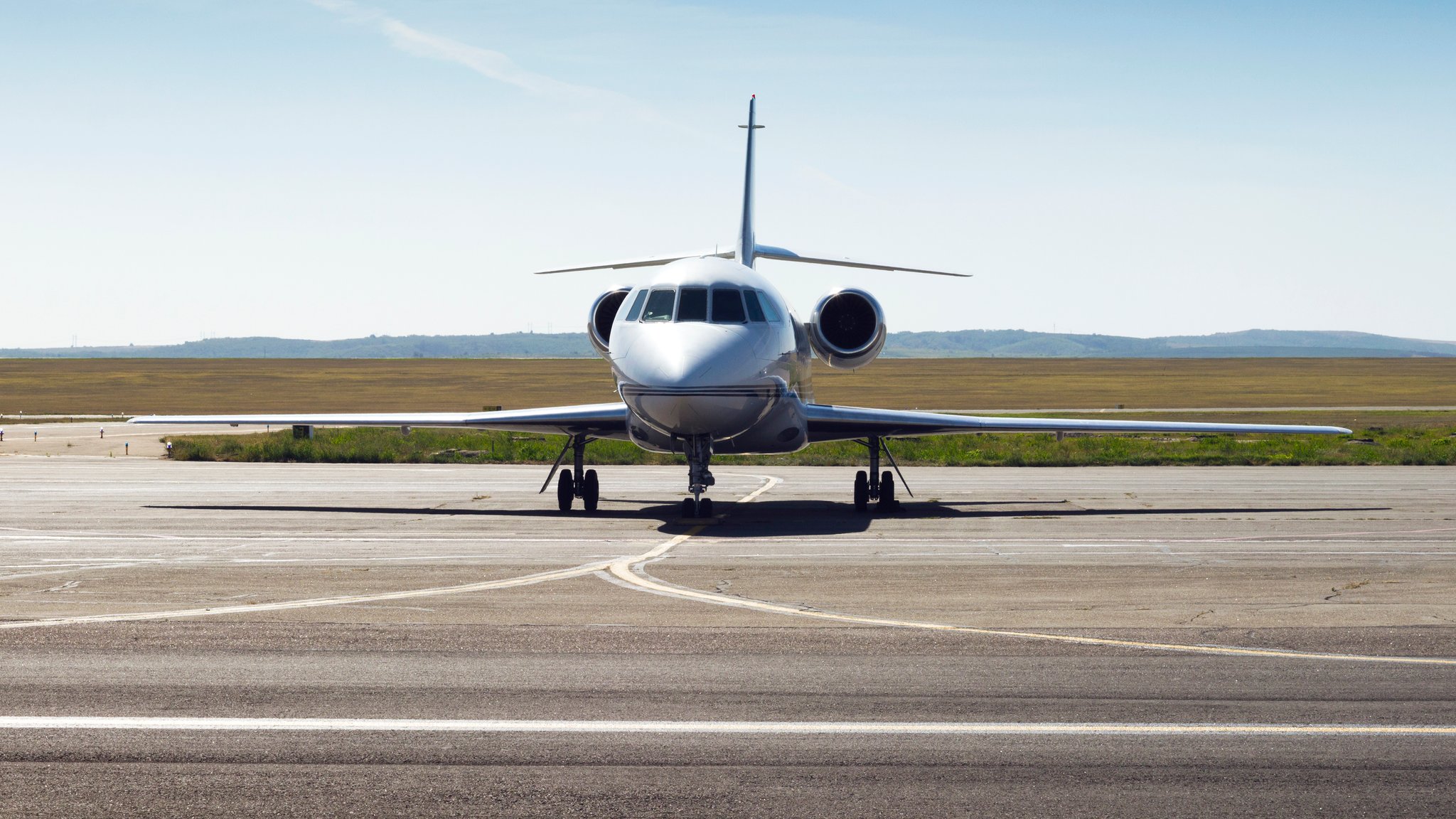 Ein Flugzeug steht auf einer Landebahn.