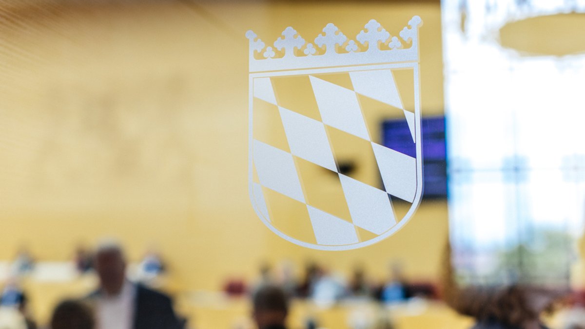 Das Bayerische Wappen an der Eingangstür zum Plenarsaal des Bayerischen Landtags