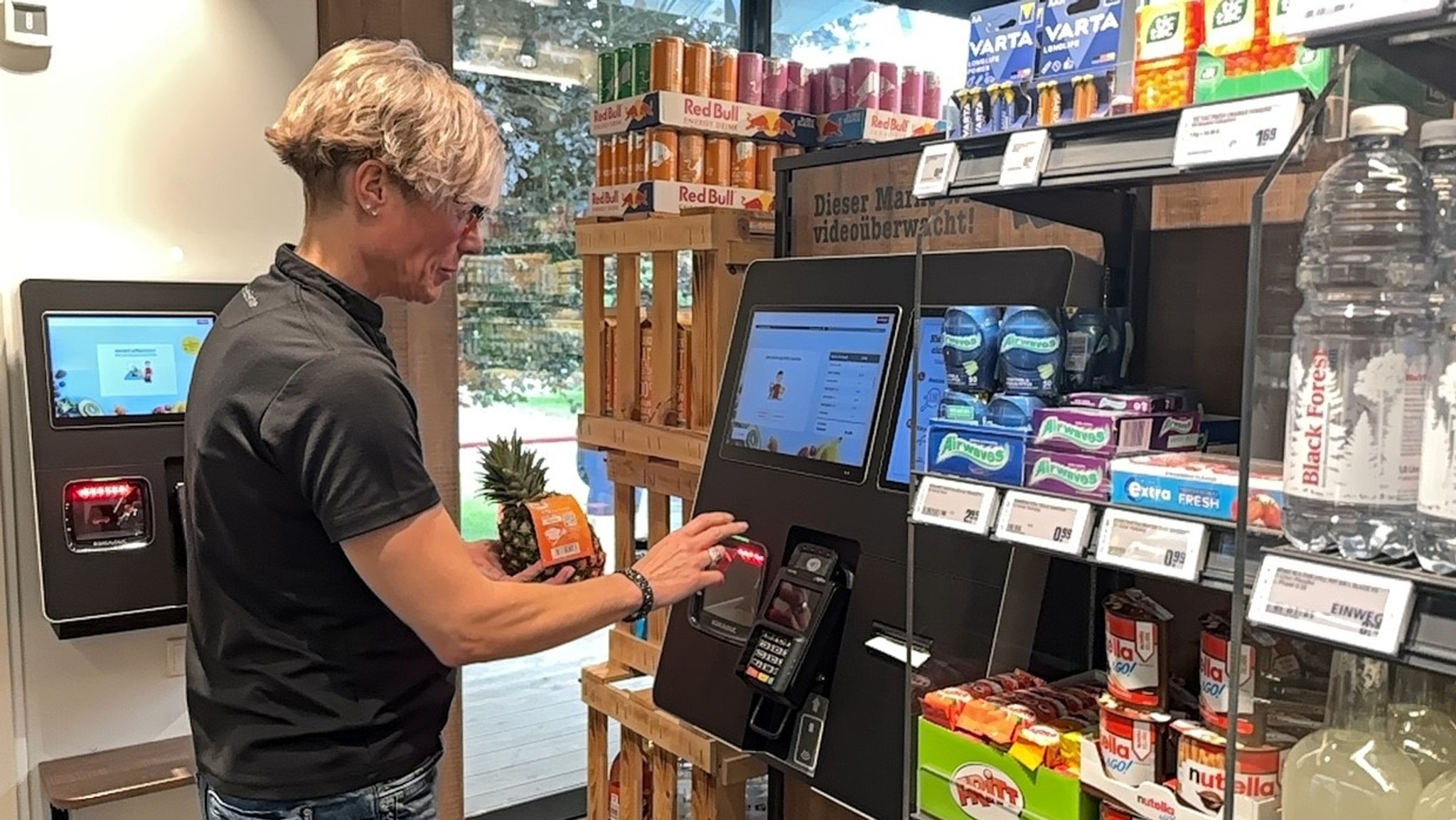 Eine Frau steht an der Kasse des digitalen Kleinstsupermarkts in Haunsheim.