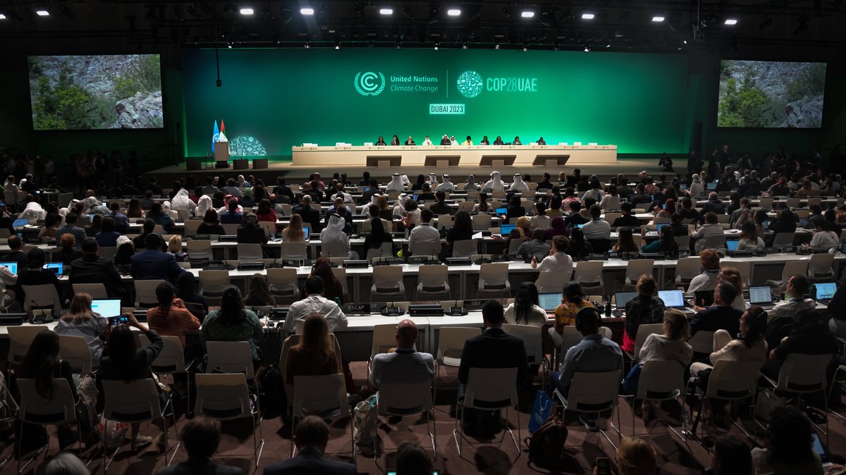 Blick auf die Bühne während Sultan al-Dschaber, Präsident der COP 28, eine Sitzung auf dem UN-Klimagipfel COP 28 leitet. 