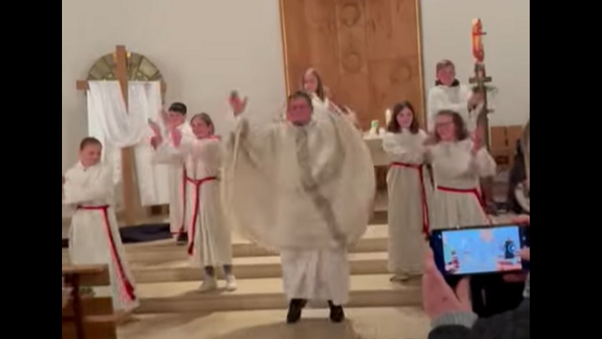 Tanzender Priester begeistert Gläubige im Landkreis Regen