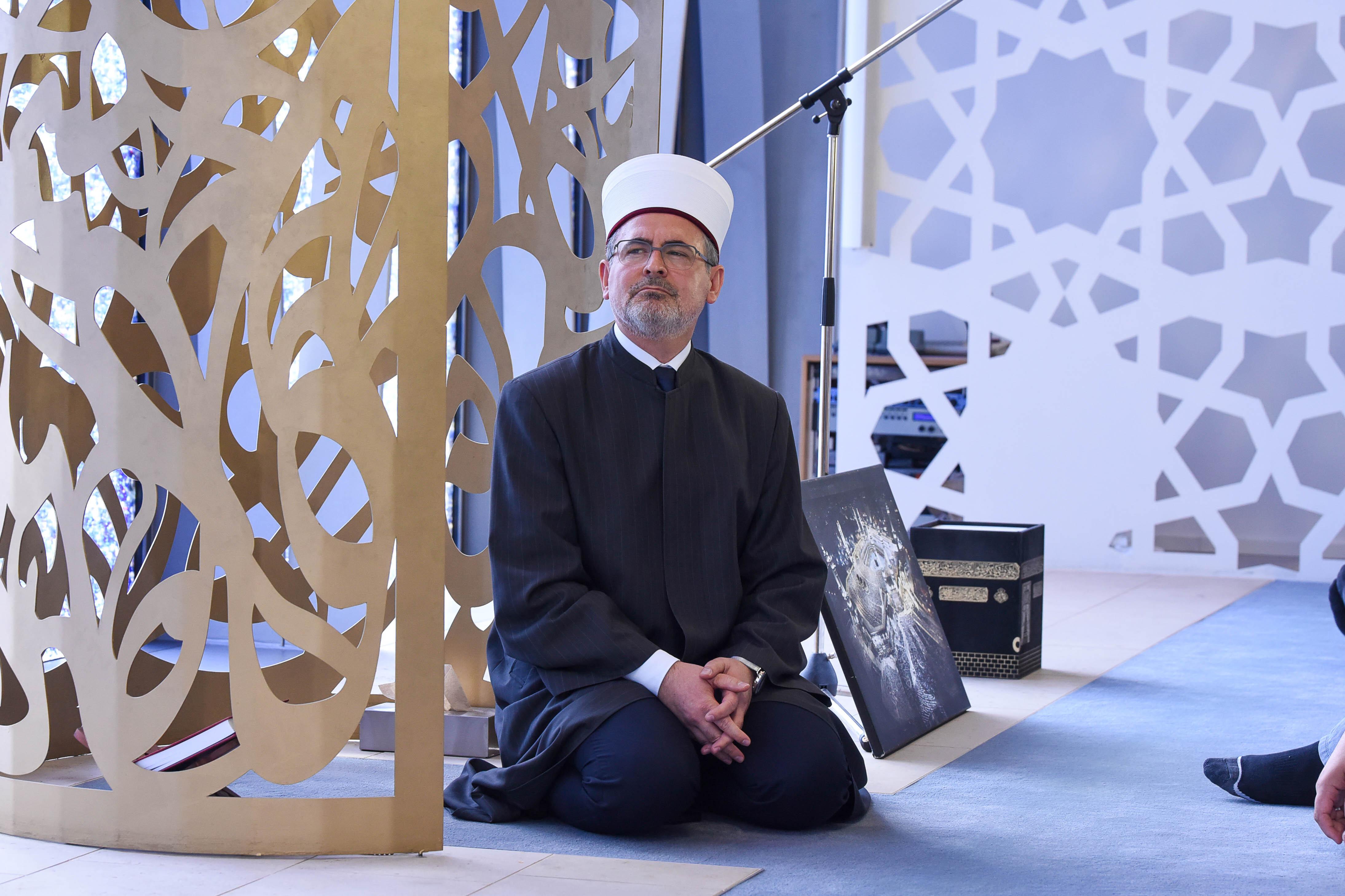 Prayer signs defaced again: Imam demands intervention