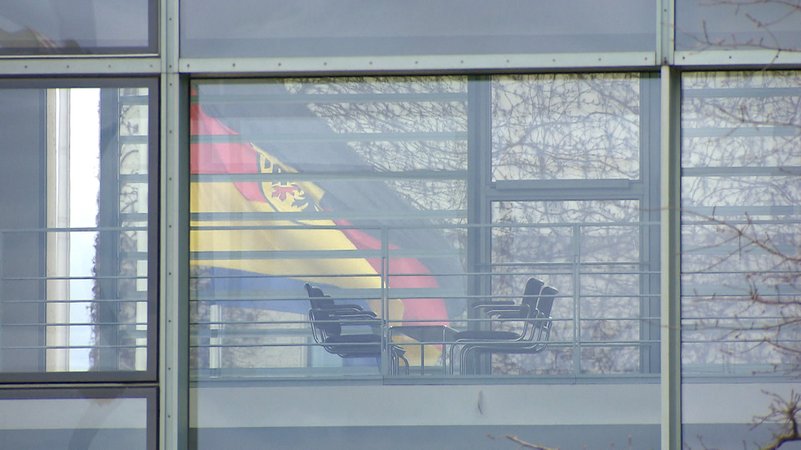 Das Börsenbeben und Trumps Zoll-Pläne werden auch in Berlin mit Sorge beobachtet und haben Auswirkungen auf die Koalitionsverhandlungen. | Bild: Bayerischer Rundfunk 2025 Das Börsenbeben und Trumps Zoll-Pläne werden auch in Berlin mit Sorge beobachtet und haben Auswirkungen auf die Koalitionsverhandlungen.