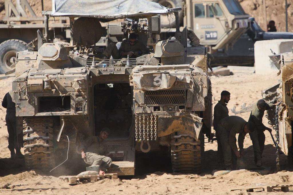 ARCHIV - 11.10.2025, Israel, Grenze zwischen Israel und Gaza: Israelische Soldaten arbeiten an ihren Panzern an einem Sammelpunkt an der Grenze zum Gazastreifen im Süden Israels, nachdem Israel und die Hamas eine Pause in ihrem Krieg und die Freilassung der verbleibenden Geiseln vereinbart haben. (zu dpa: «Gaza-Vorfall: Israels Polizeiminister für Rückkehr zum Krieg») Foto: Ariel Schalit/AP/dpa +++ dpa-Bildfunk +++