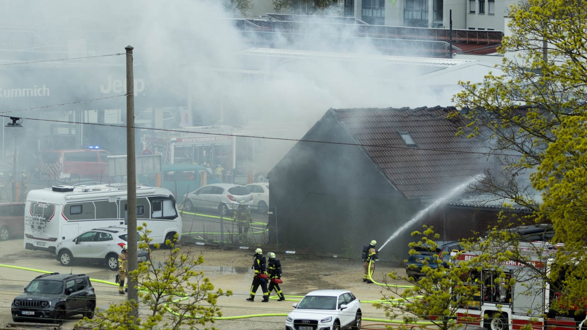 Großbrand bei Autolackiererei in Fürth – ein Leichtverletzter