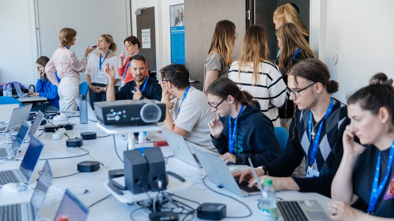 Der ARD-Nachrichtentag beim BR: Jugendliche gestalten das Programm mit. Sie lernen, wie Nachrichten entstehen, stärken so ihre Medienkompetenz. | Bild: BR Der ARD-Nachrichtentag beim BR: Jugendliche gestalten das Programm mit. Sie lernen, wie Nachrichten entstehen, stärken so ihre Medienkompetenz.