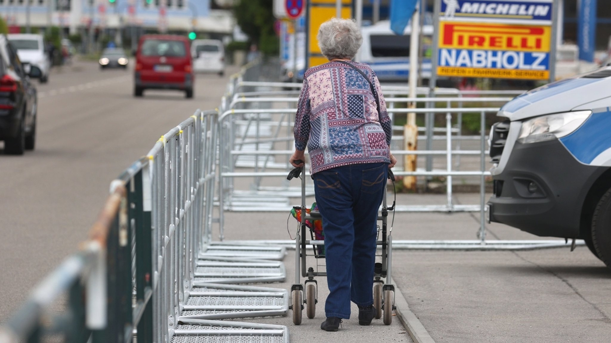 Garmisch-Partenkirchen: Eine ältere Frau schiebt ihren Rollator zwischen Absperrungen und der Bordsteinkante. Deutschland war Gastgeber des G7-Gipfels auf Schloss Elmau. 