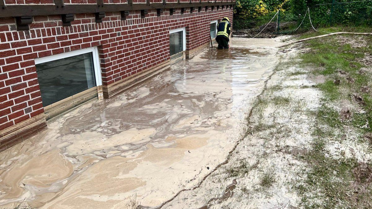Überschwemmung vor einem Haus