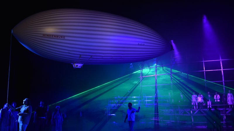 Bühne des Festspielhauses Füssen. Ein Zeppelin schwebt über den Musical-Darstellern.