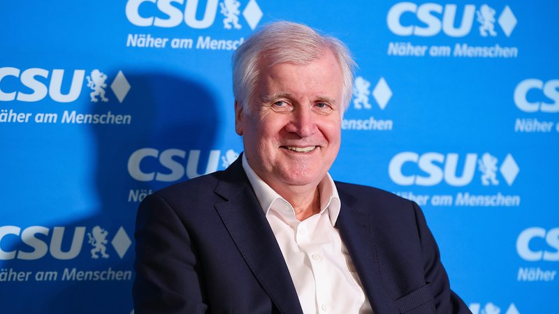 Horst Seehofer vor CSU-Hintergrund 