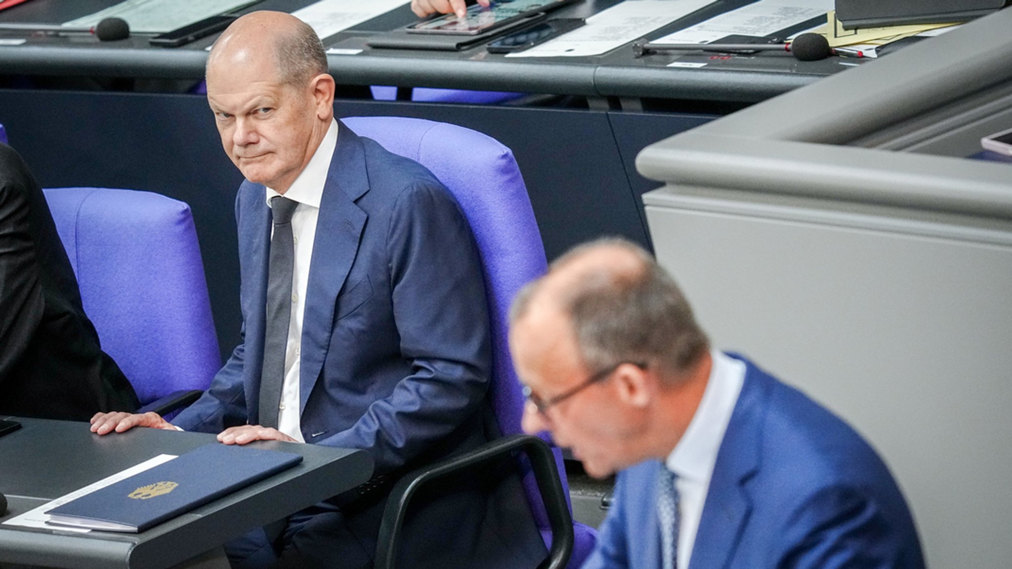 Friedrich Merz, Unionsfraktionsvorsitzender, spricht neben Bundeskanzler Olaf Scholz (l., SPD) im Plenum des Bundestags (Archivbild)