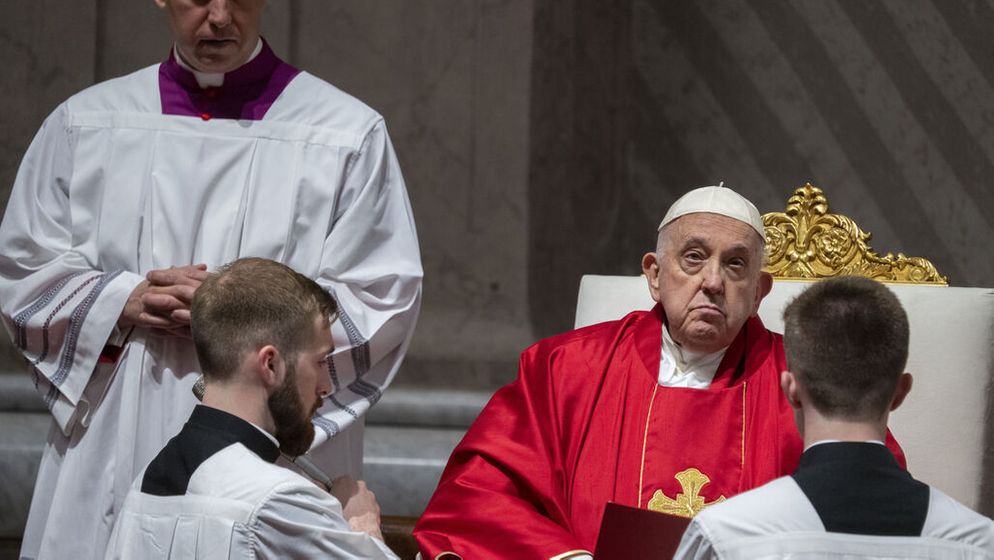 Papst Franziskus leitet die Passionsliturgie am Karfreitag im Petersdom. | Bild:dpa-Bildfunk/Domenico Stinellis