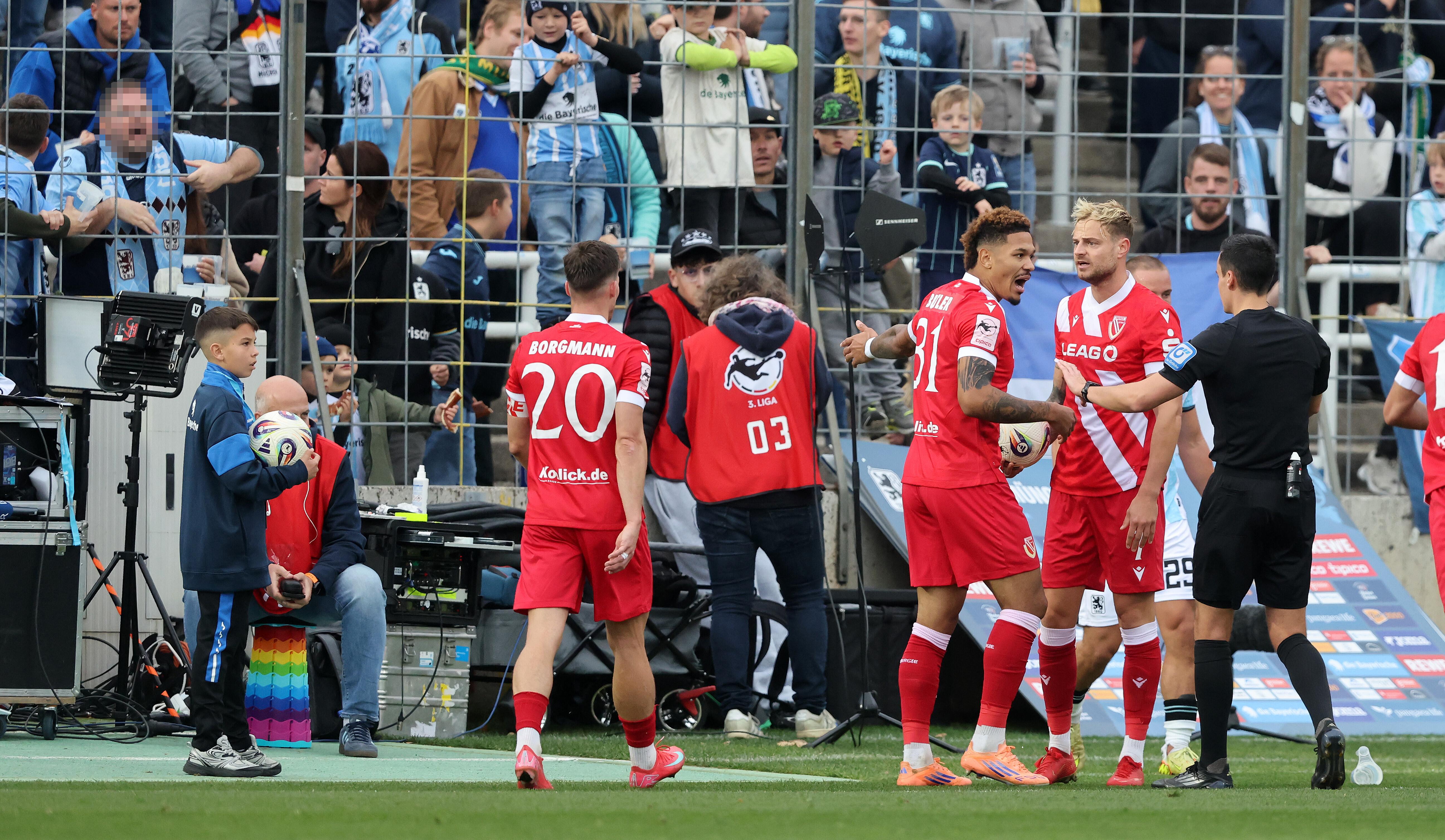 Justin Butler beschwert sich bei Schiedsrichter Konrad Oldhafer wegen einem Becherwurf und rassistischer Beleidigungen. 