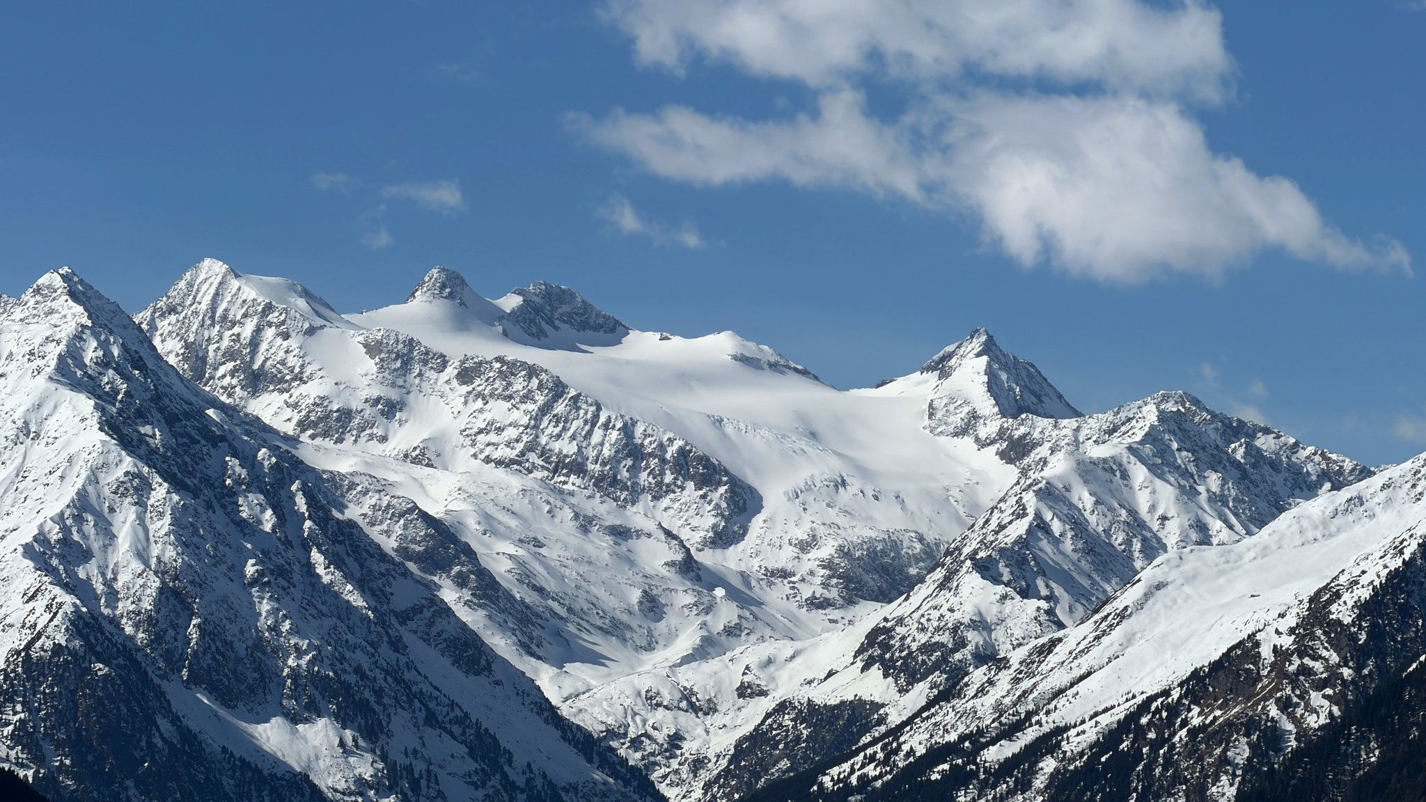 Schneebedeckte Gipfel und Gletscher mit dem Zuckerhütl im Stubaital. 