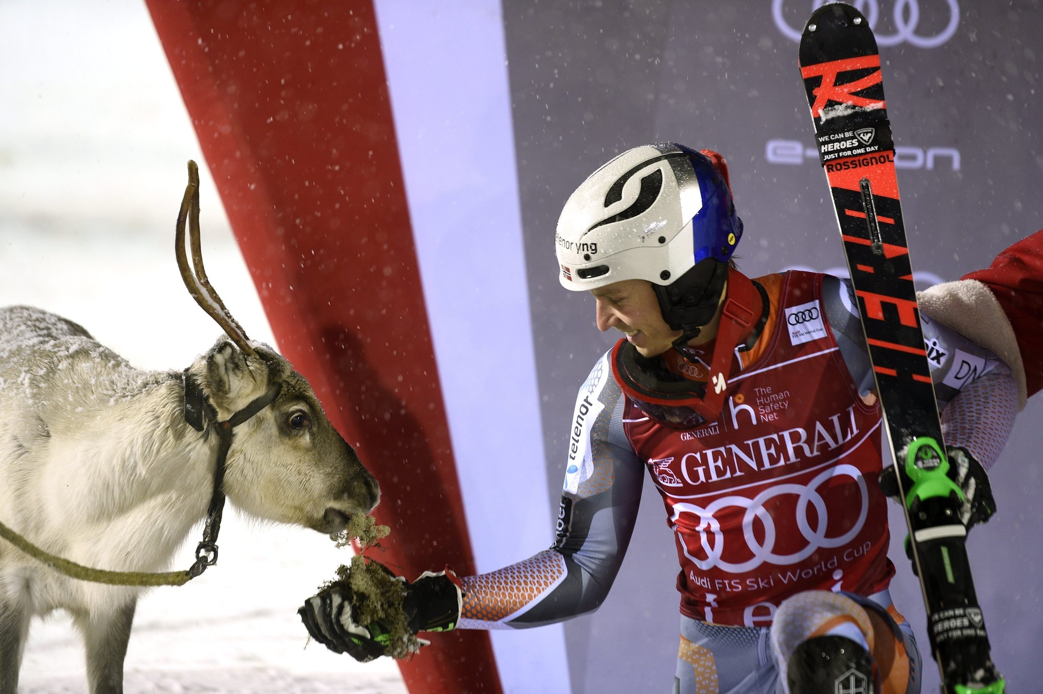 Skirennläufer Henrik Kristoffersen, der letzte Levi-Gewinner 2019, mit Rentier