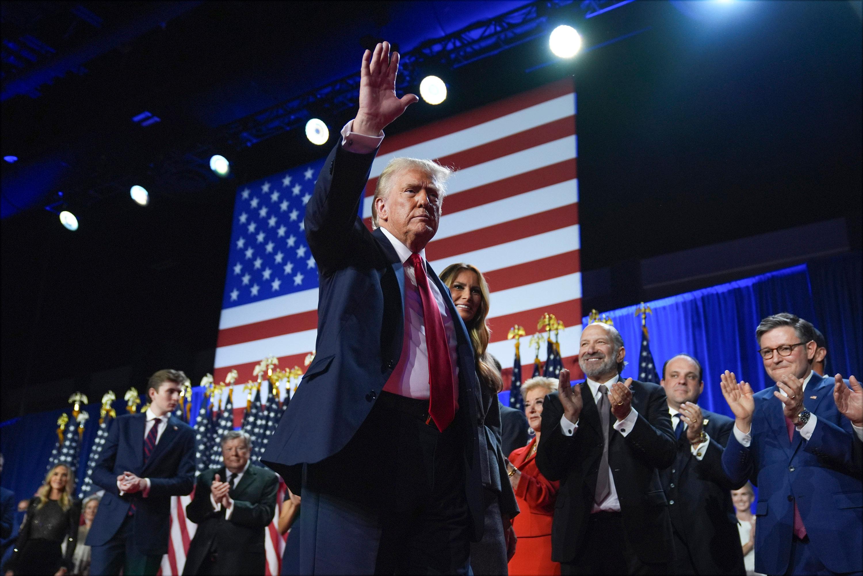 06.11.2024, USA, West Palm Beach: Der republikanische Präsidentschaftskandidat und frühere Präsidentschaftskandidat Donald Trump winkt, während er mit der ehemaligen First Lady Melania Trump bei einer Wahlparty im Palm Beach Convention Center am Mittwoch, 6. November 2024, in West Palm Beach, Florida, über die Bühne geht.

Donald Trump wird wohl zum zweiten Mal Präsident der USA. (zu dpa: «Ampel-Showdown unter dem Eindruck des Trump-Siegs») Foto: Evan Vucci/AP/dpa +++ dpa-Bildfunk +++