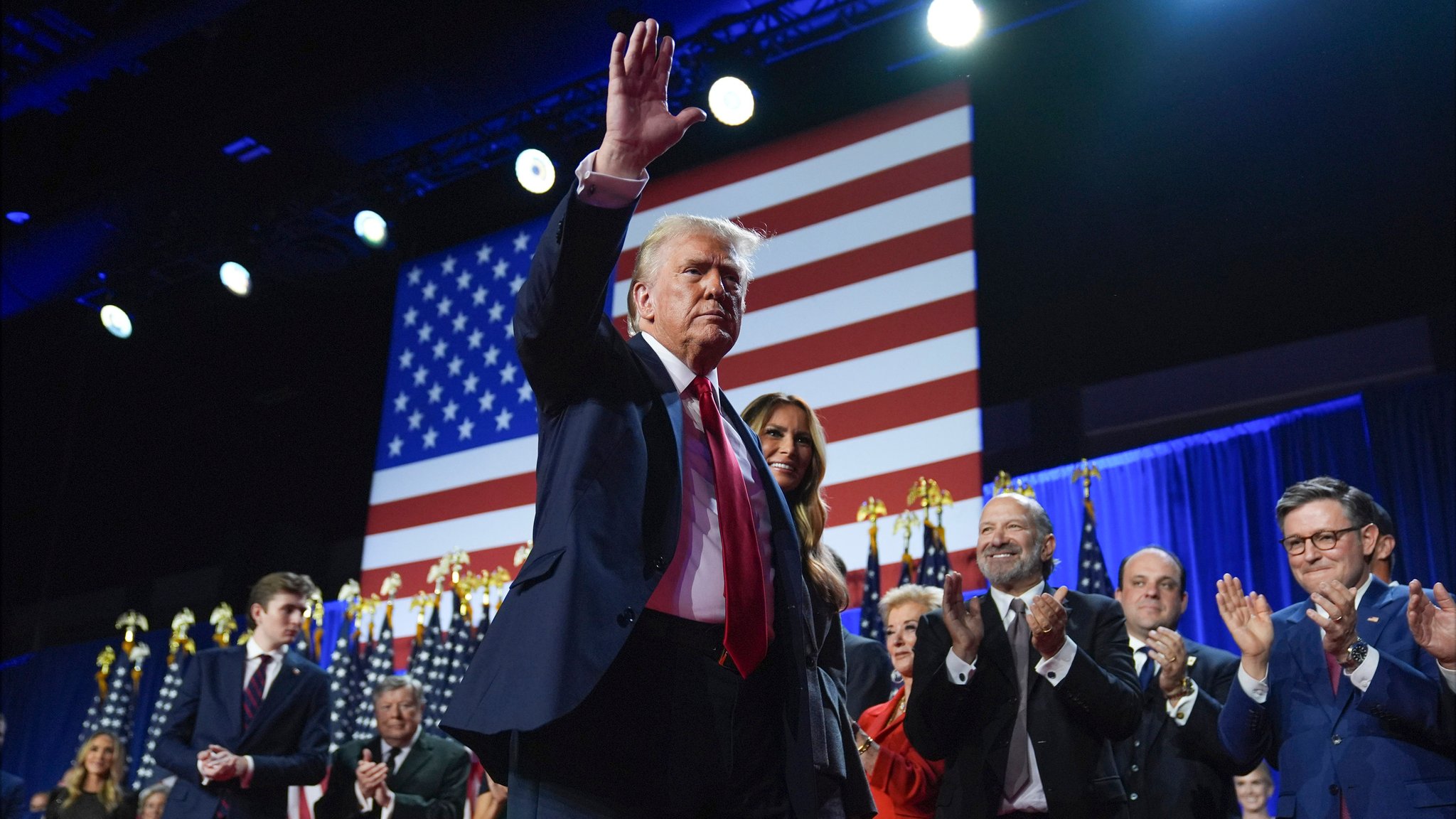 06.11.2024, USA, West Palm Beach: Der republikanische Präsidentschaftskandidat und frühere Präsidentschaftskandidat Donald Trump winkt, während er mit der ehemaligen First Lady Melania Trump bei einer Wahlparty im Palm Beach Convention Center am Mittwoch, 6. November 2024, in West Palm Beach, Florida, über die Bühne geht.

Donald Trump wird wohl zum zweiten Mal Präsident der USA. (zu dpa: «Ampel-Showdown unter dem Eindruck des Trump-Siegs») Foto: Evan Vucci/AP/dpa +++ dpa-Bildfunk +++