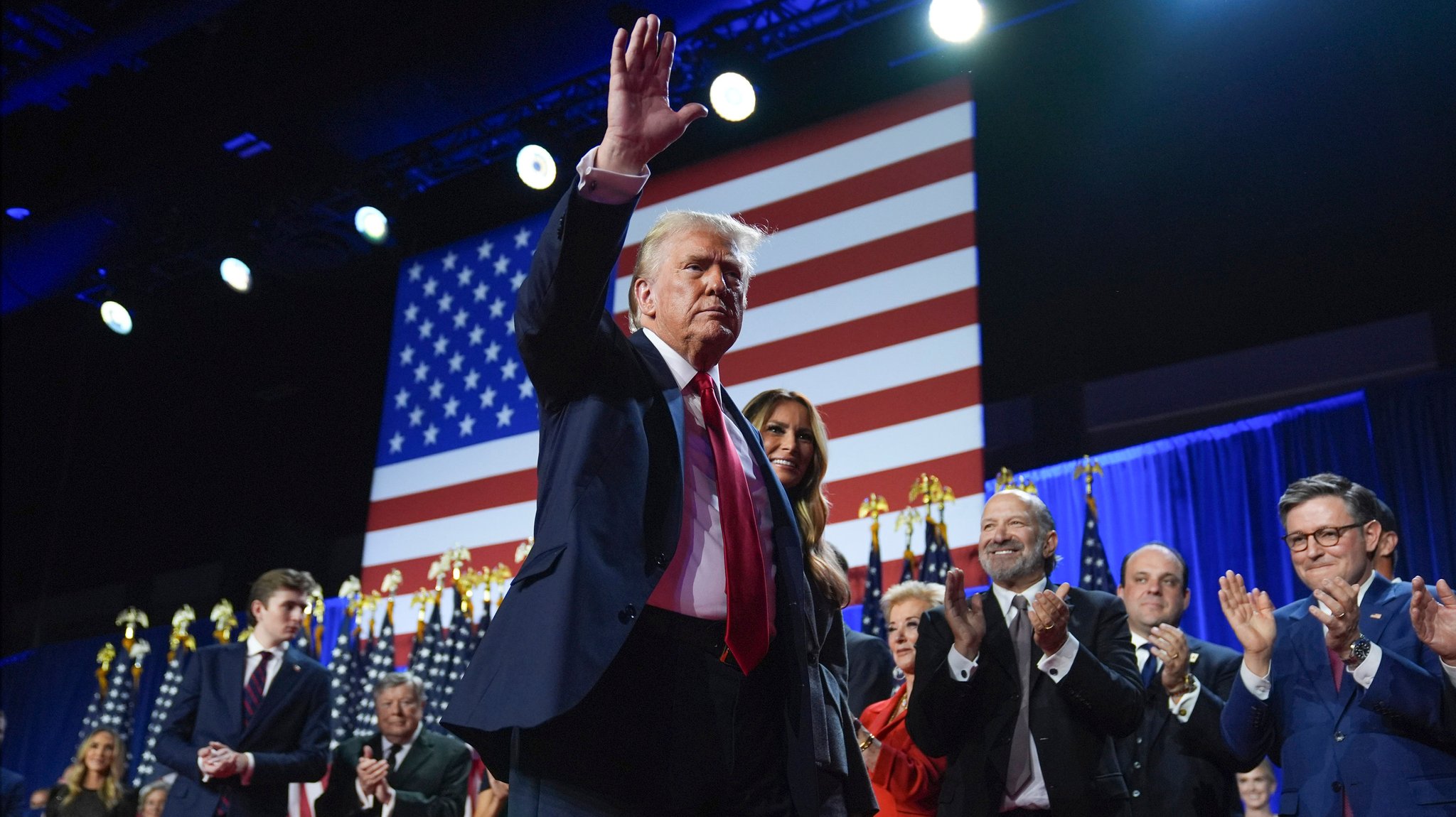 06.11.2024, USA, West Palm Beach: Der republikanische Präsidentschaftskandidat und frühere Präsidentschaftskandidat Donald Trump winkt, während er mit der ehemaligen First Lady Melania Trump bei einer Wahlparty im Palm Beach Convention Center am Mittwoch, 6. November 2024, in West Palm Beach, Florida, über die Bühne geht.

Donald Trump wird wohl zum zweiten Mal Präsident der USA. (zu dpa: «Ampel-Showdown unter dem Eindruck des Trump-Siegs») Foto: Evan Vucci/AP/dpa +++ dpa-Bildfunk +++