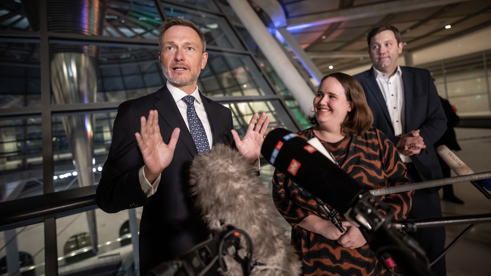 Die Spitzen der Parteien nach dem Koalitionsausschuss: Christian Lindner (FDP, l.), Ricarda Lang (Grüne) und Lars Klingbeil beim Pressebriefing