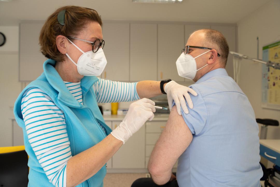Eine Hausärztin in Oberfranken impft einen Patienten. | Bild:Nicolas Armer/dpa