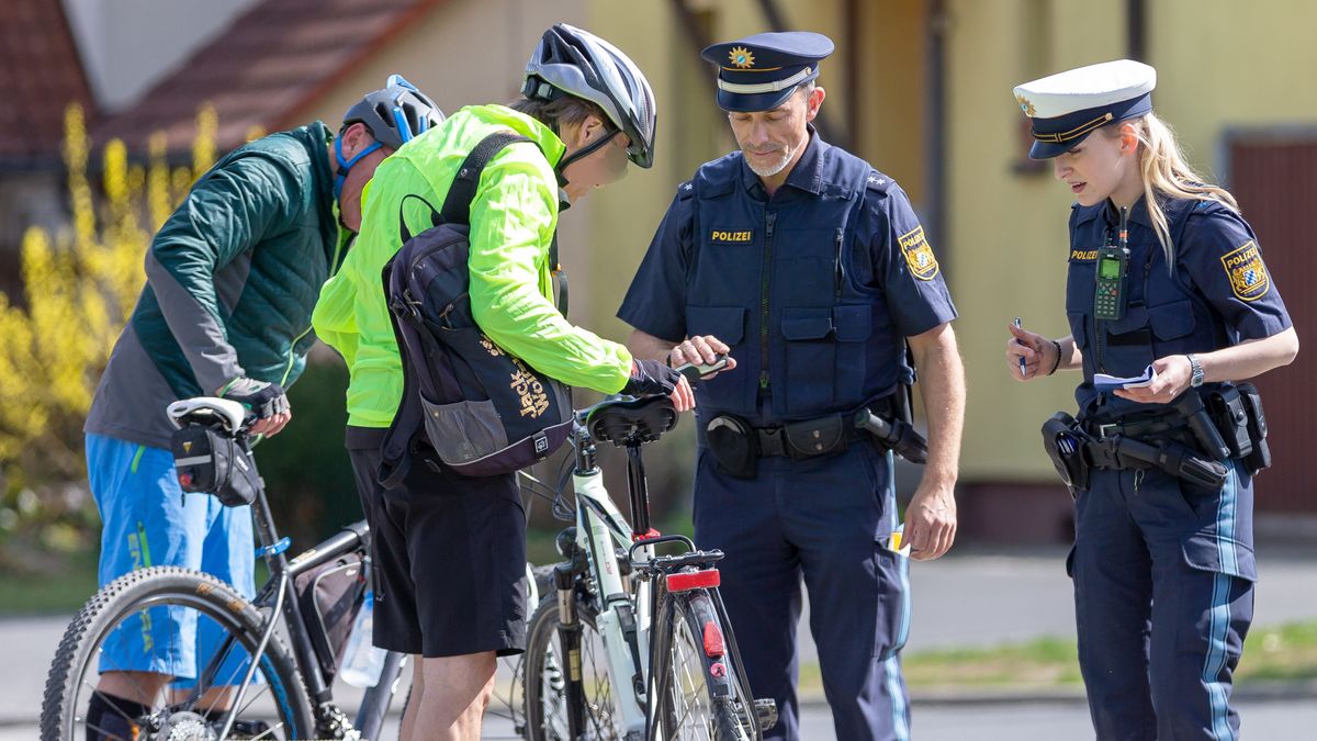 Polizei In Wurzburg Kontrolliert Fahrradfahrer Br24