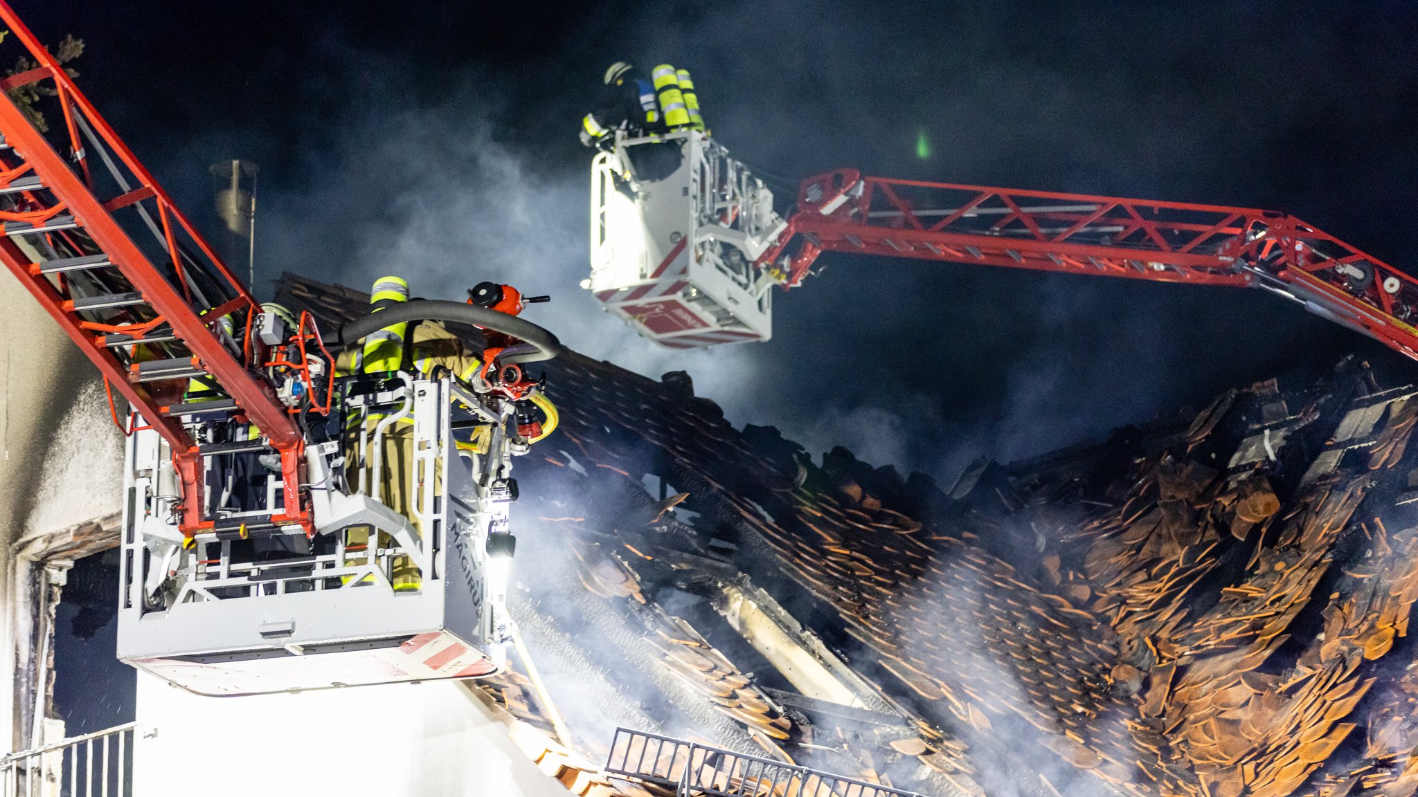 Einsatzkräfte löschen den Brand in Nürnberg-Reichelsdorf