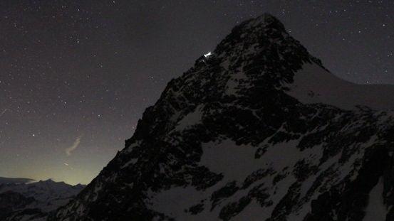 Nachtaufnahme vom Großglockner - Licht im oberen Drittel des Gratverlaufs zeigt die Position der Kletterer