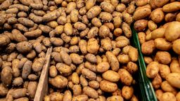 Kartoffeln auf Obst- und Gemüsemarkt | Bild:picture-alliance/dpa/Hauke-Christian Dittrich