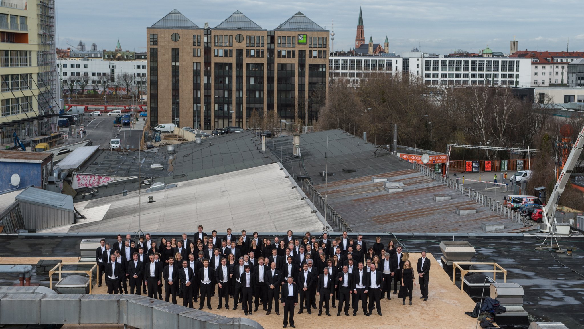 Archivbild von 2016: Die Musiker des Symphonieorchesters des Bayerischen Rundfunks posieren am 11.02.2016 für ein Gruppenfoto auf einem Dach an der Kultfabrik im Werksviertel in München mit ihrem damaligen Chef-Dirigenten Mariss Jansons. An diesem Ort ist der neue Konzertsaal geplant. 