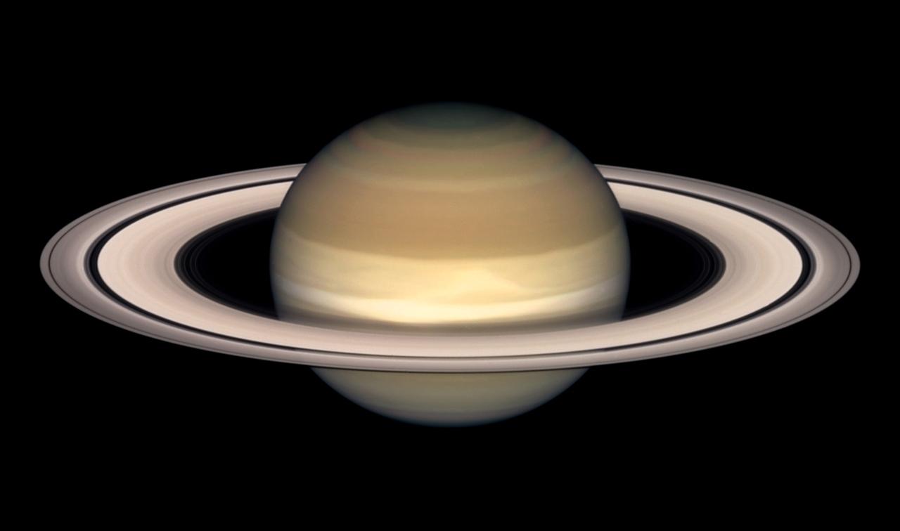 Ringplanet Saturn. Am Firmament ist der Planet Saturn so hell, dass Sie ihn ohne weiteres mit bloßem Auge sehen können.