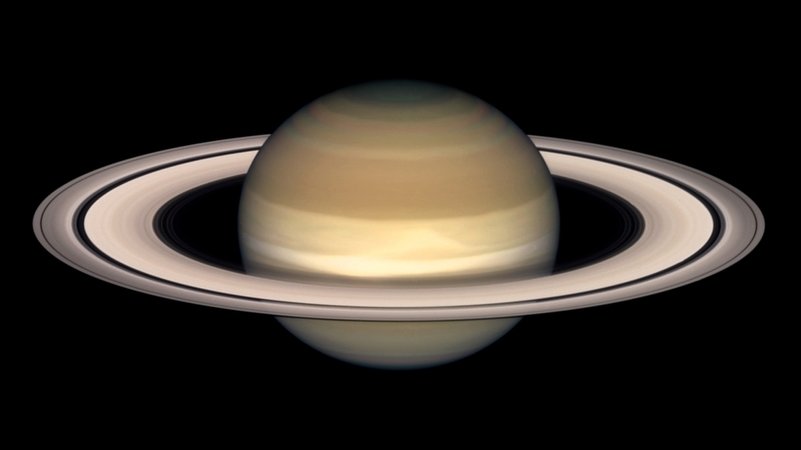 Ringplanet Saturn. Am Firmament ist der Planet Saturn so hell, dass Sie ihn ohne weiteres mit bloßem Auge sehen können.