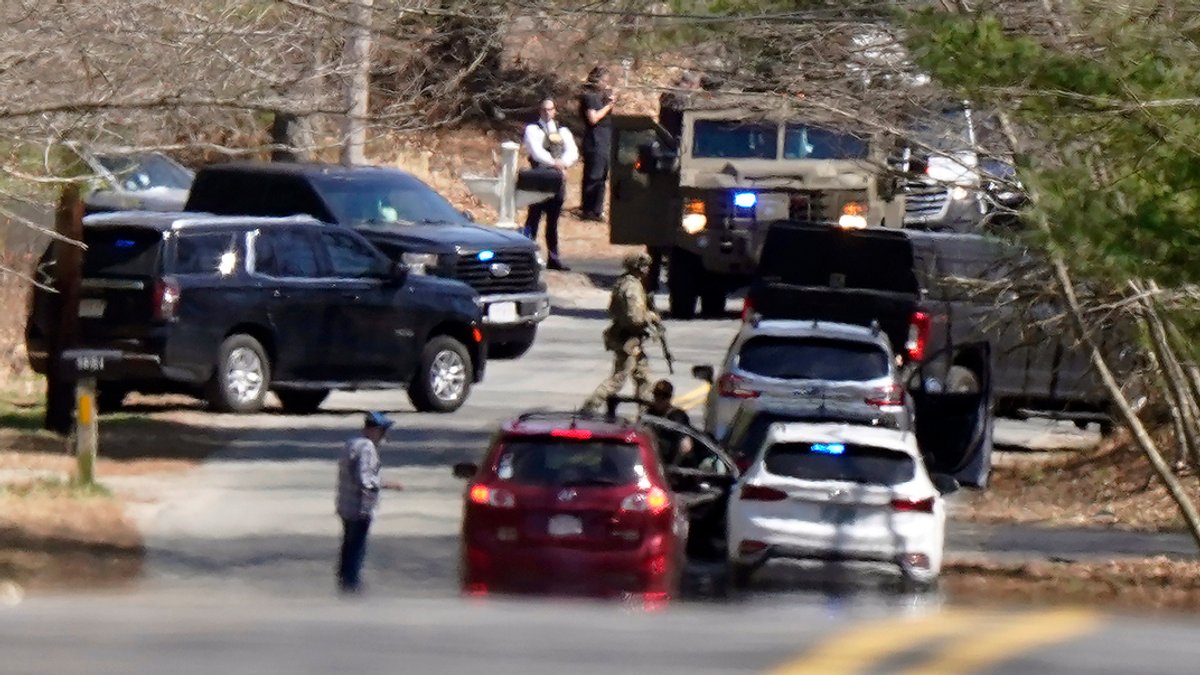 Mitglieder der Strafverfolgungsbehörden versammeln sich auf einer Straße in Dighton, Massachusetts.