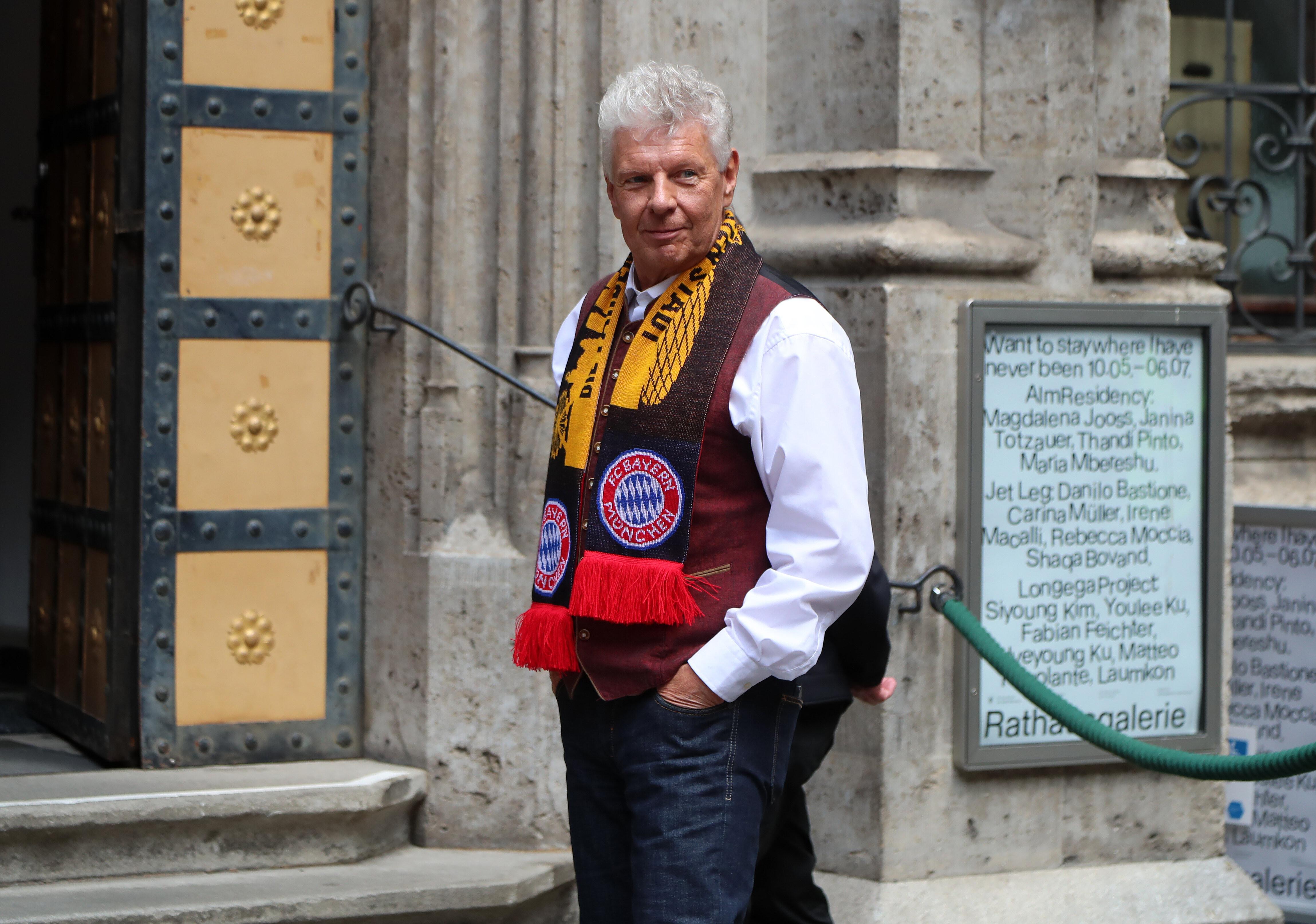 Oberbürgermeister Dieter Reiter mit Fanschal des FC Bayern am 18.05.2025 am Münchner Rathaus.