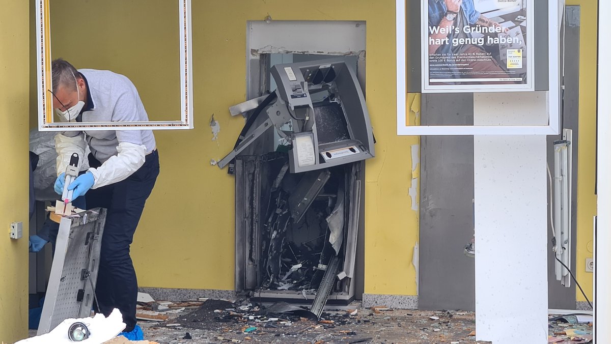 Der völlig zerstörte Geldautomat nach der Sprengung