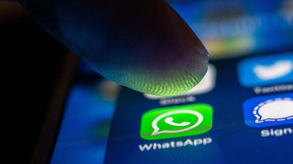 Ein Finger über dem WhatsApp-Logo auf einem Smartphone. | Bild:dpa-Bildfunk