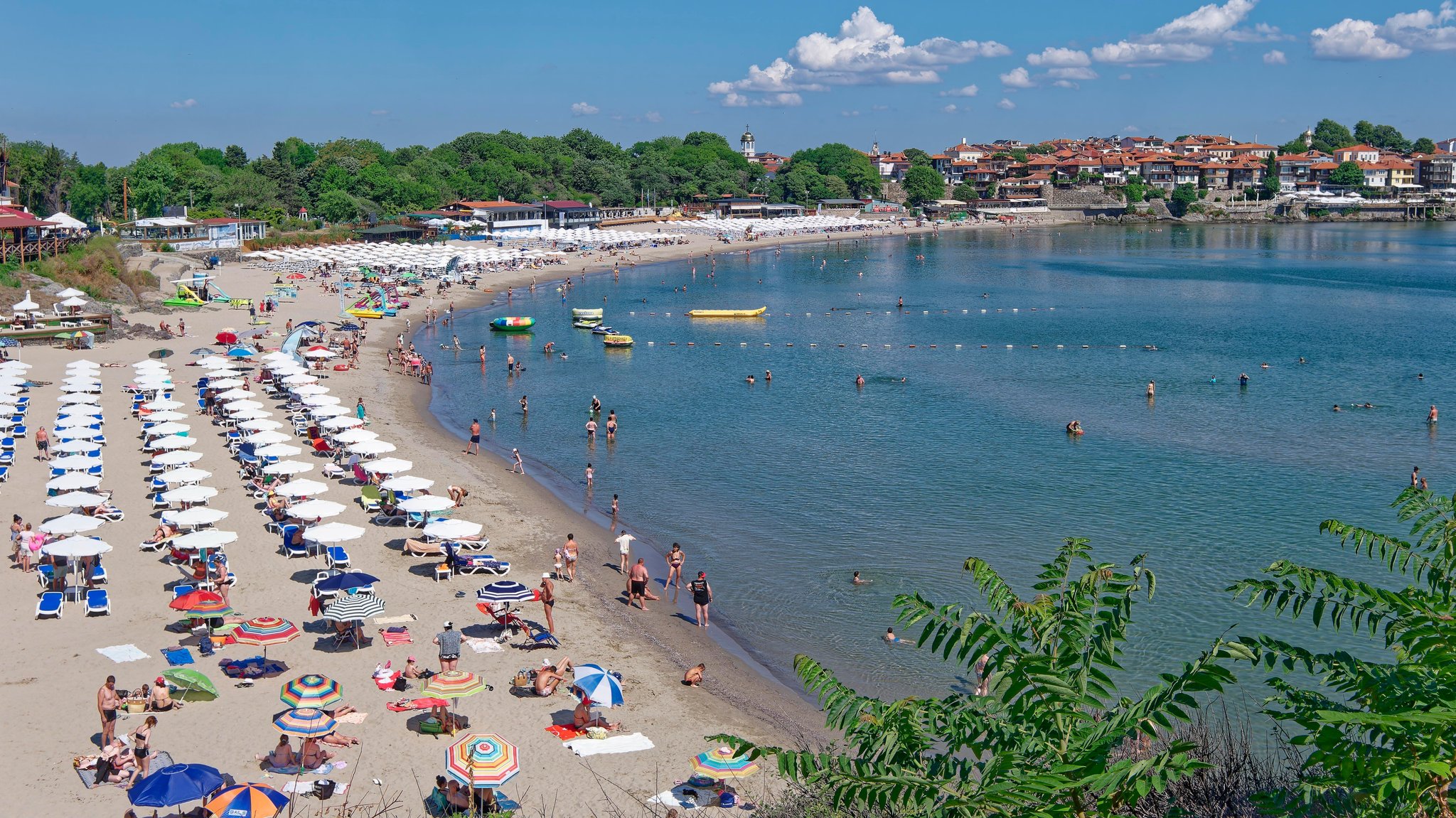 Blick auf einen Sandstrand mit Sonnenschirmen | Bild: Markus Beck/Picture Alliance Blick auf einen Sandstrand mit Sonnenschirmen
