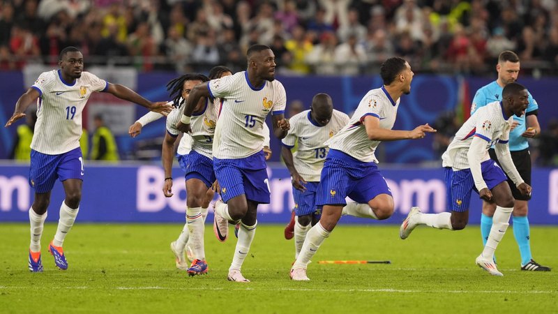 Frankreichs Spieler jubeln nach dem Sieg im Elfmeterschießen | Bild: imago images / LaPresse Frankreichs Spieler jubeln nach dem Sieg im Elfmeterschießen