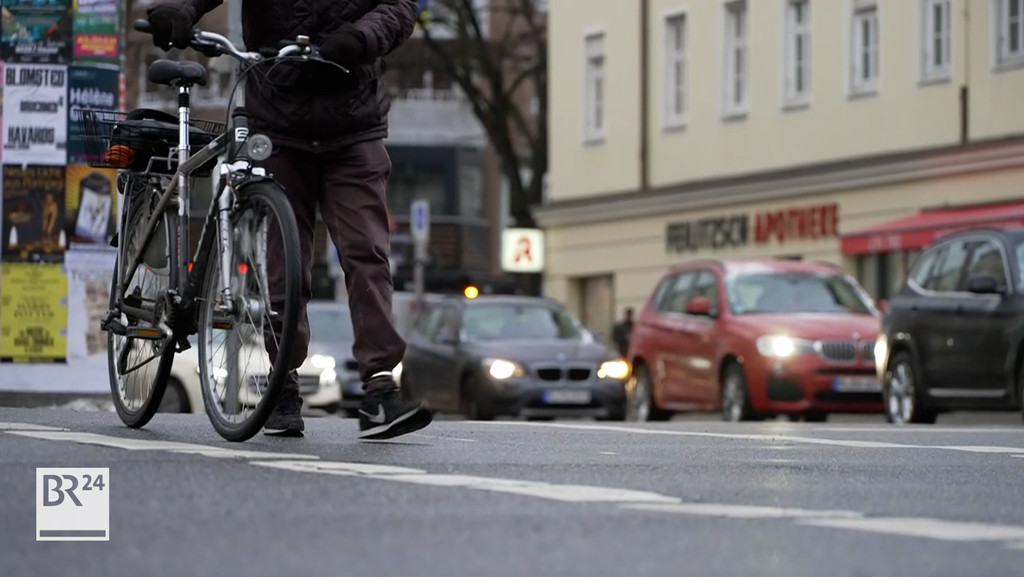 Überfrierende Nässe hat in der Nacht vor allem in Südbayern die Straßen in Rutschbahnen verwandelt.