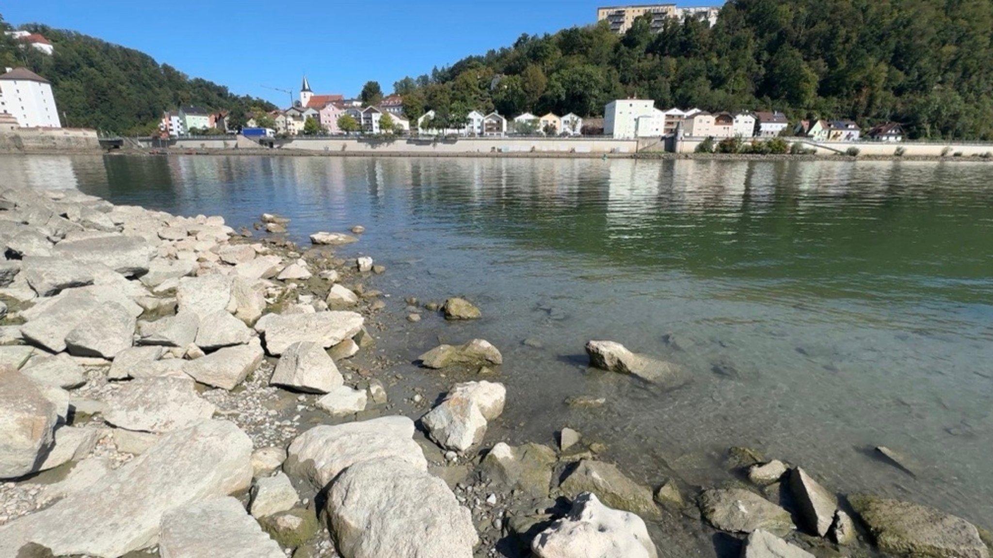 Niedrigwasser an der Donau am Ortsende von Passau | Bild: BR/ Caroline Eichhorn Niedrigwasser an der Donau am Ortsende von Passau