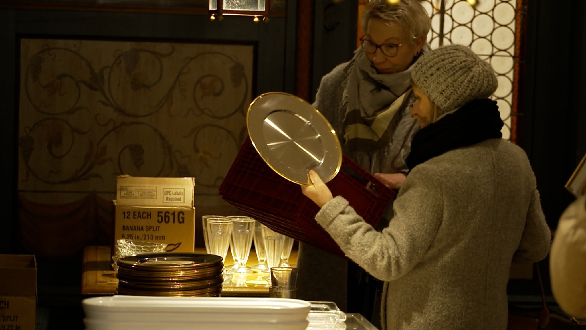 Räumungsverkauf im Ratskeller Zwei Frauen betrachten Teller | Bild: BR 2026 Räumungsverkauf im Ratskeller Zwei Frauen betrachten Teller