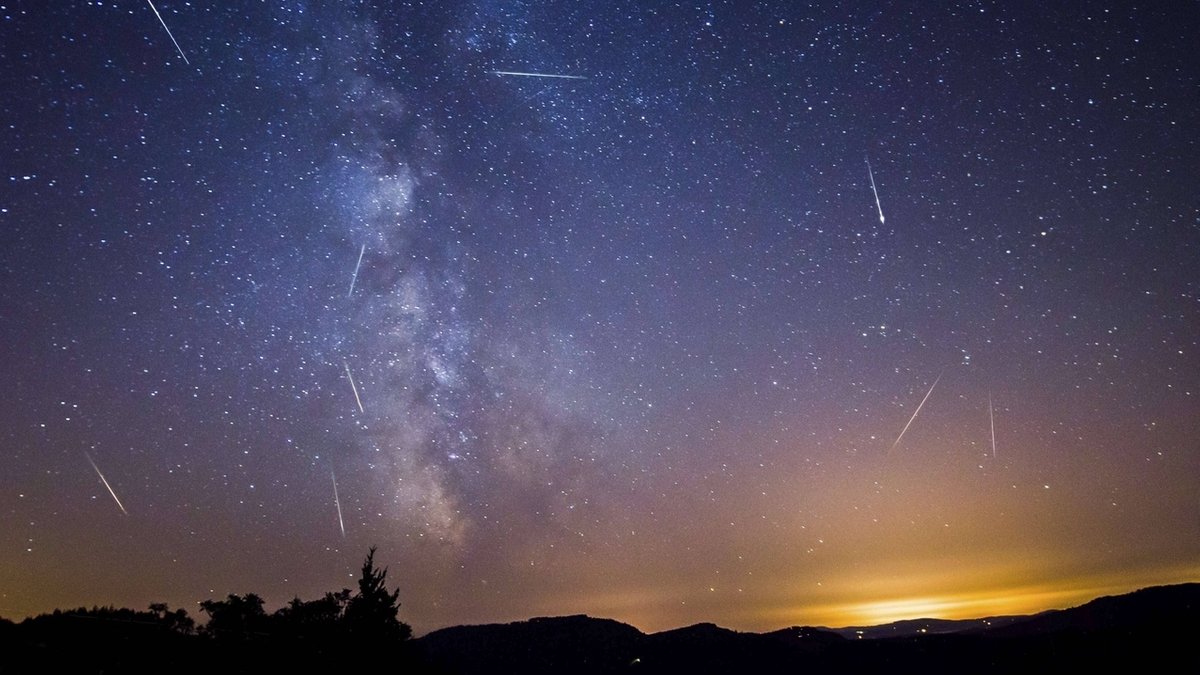 Zum Höhepunkt eines Sternschnuppen-Regens flitzen besonders viele Meteore über den Nachthimmel. Einen der schönsten Meteorschauer bilden die Perseiden mit dem Höhepunkt am 12. August. Hier eine Kompositaufnahme der Perseiden-Sternschnuppen aus 10 Einzelbildern der Meteore, aufgenommen 2013 in den USA.