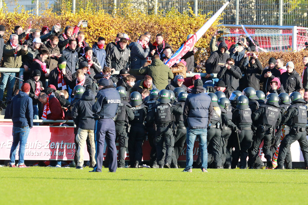 Eklat in Heimstetten: Polizeikräfte entfernen mit Gewalt ein FC Bayern-Banner, das der Heimverein Türkgücü beim Regionalligaspiel kritisiert hatte.