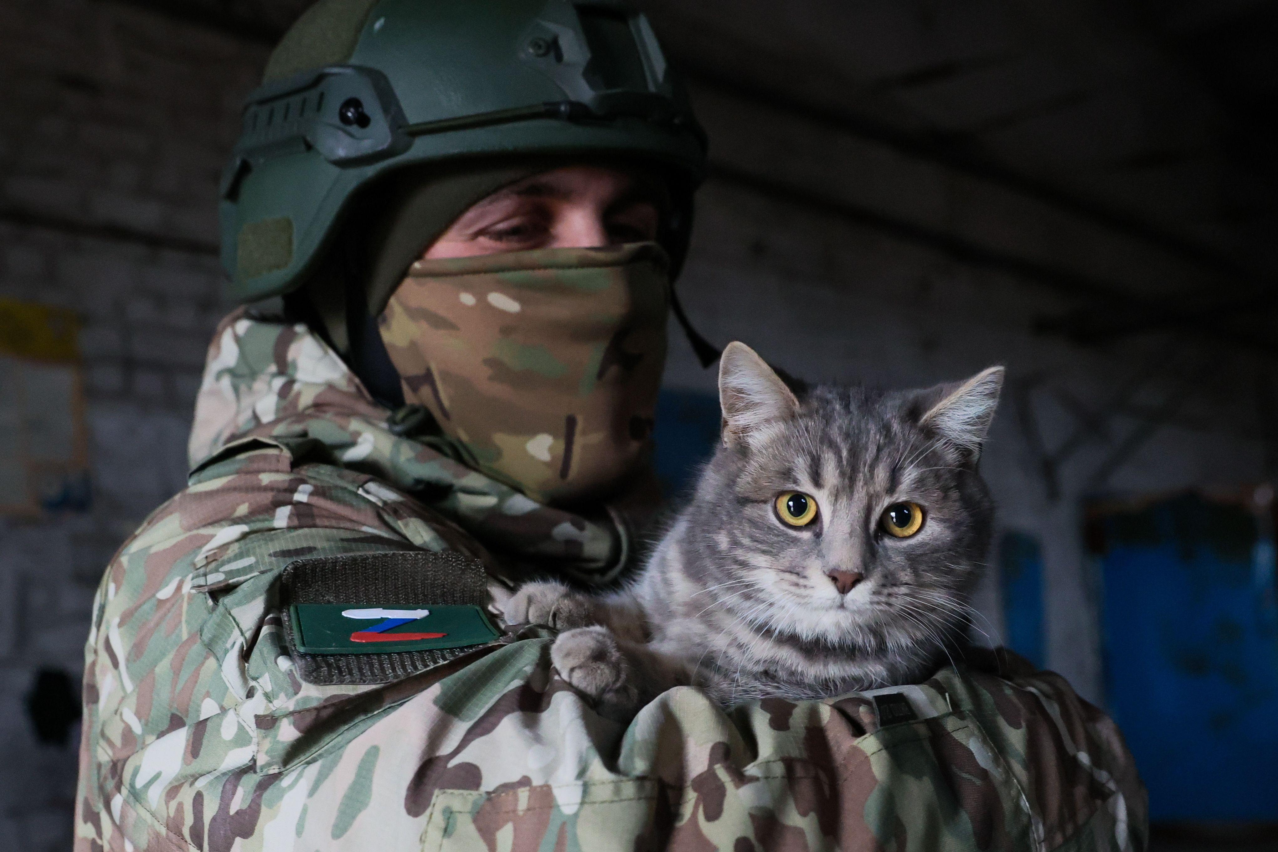 Ein Soldat der 1. Slawischen Armee hält das Tier im Arm