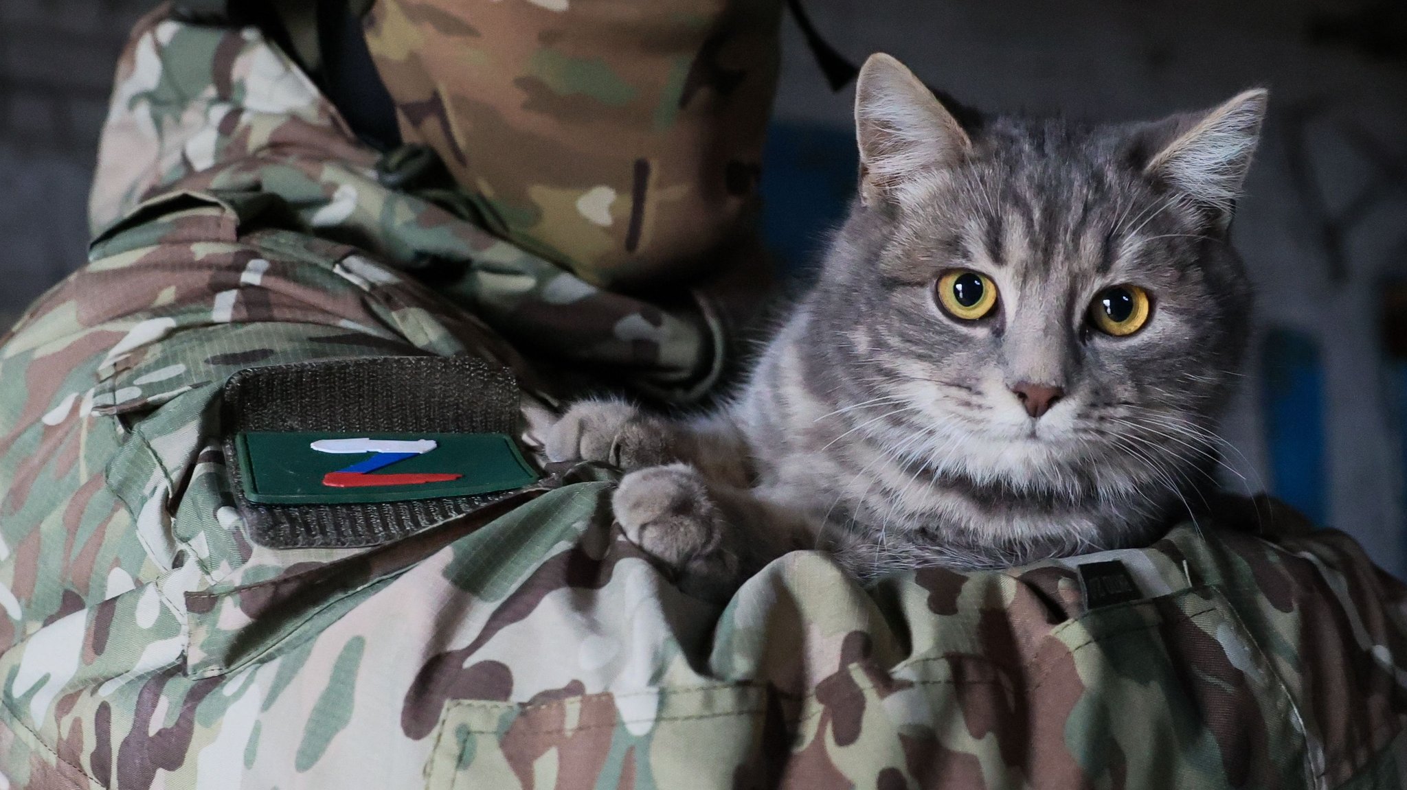 Ein Soldat der 1. Slawischen Armee hält das Tier im Arm