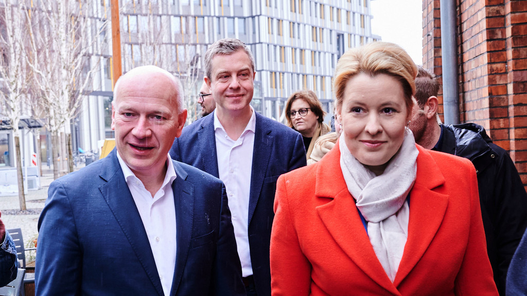 Kai Wegner (l, CDU), Spitzenkandidat und Landesvorsitzender seiner Partei, und Franziska Giffey (r, SPD), Regierende Bürgermeisterin von Berlin